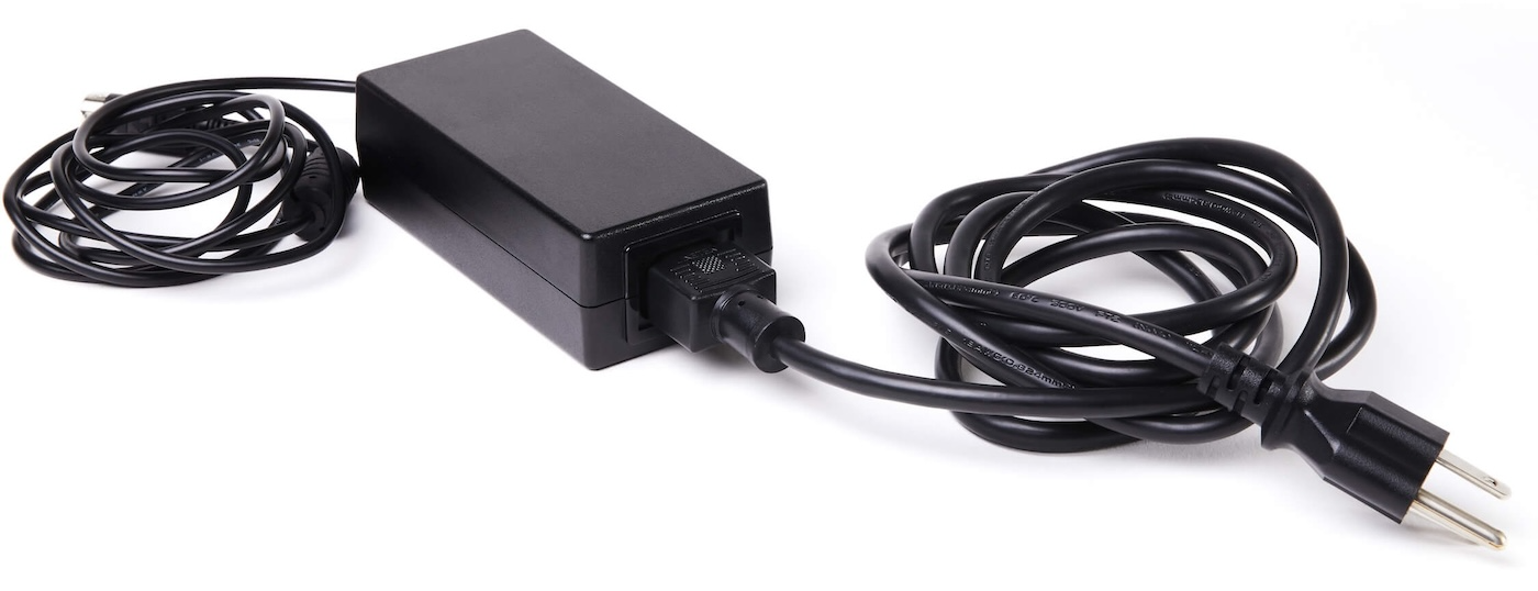 Stroomkabel en AC-adapter aangesloten.